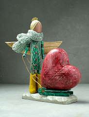 Статуэтка Ангел в шарфике и валенках везет большое сердце