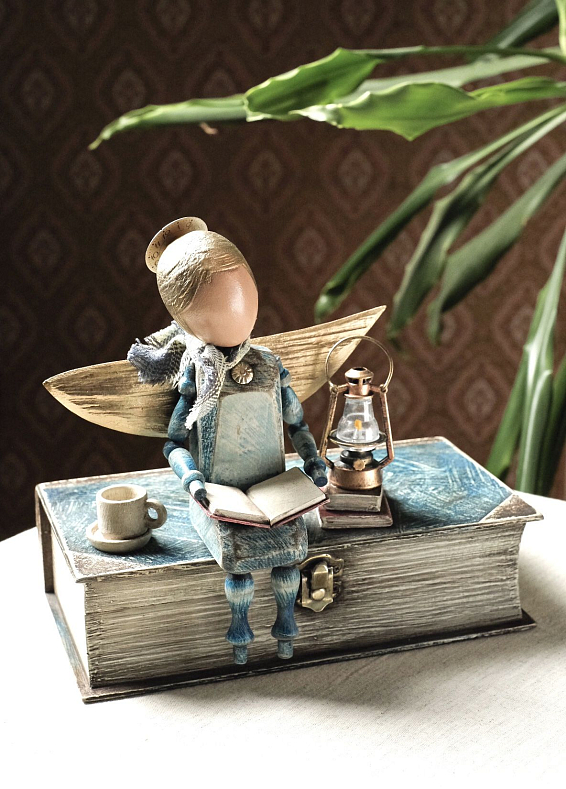 Читающий Ангел на книге - шкатулке с чашечкой и лампой
