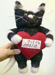 Игрушка очень влюблённый котик