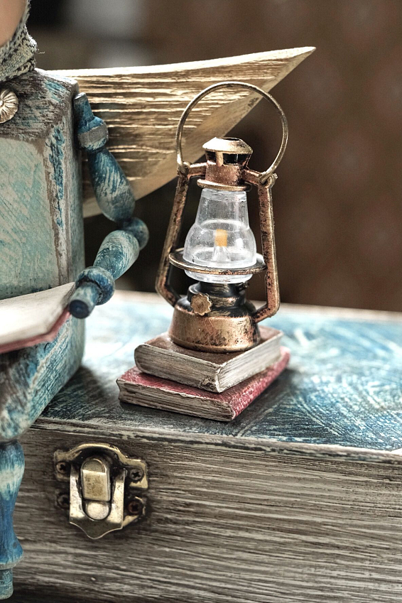 Читающий Ангел на книге - шкатулке с чашечкой и лампой